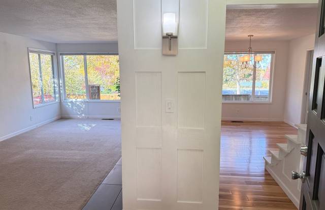 Large 3 bedroom 2 bath duplex in South Eugene! Gallery 4