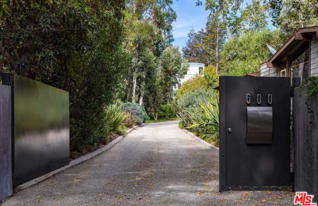 600 East RUSTIC Road Gallery 2