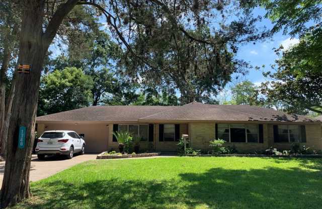 1740 Pine Village Drive Gallery 3