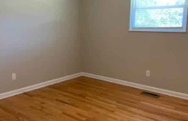 COMPLETELY RENOVATED HOME IN THE CITY Gallery 3