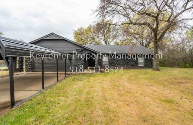 Beautifully Redone 3 Bedroom House! Available for August Move in! Gallery 4
