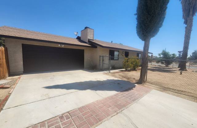 Corner Lot 2 Bedroom w/ 2 Car Garage Gallery 3
