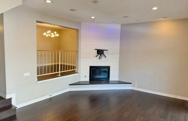 Spacious 3 Bedroom Townhouse 3 blocks from the ocean photos photos