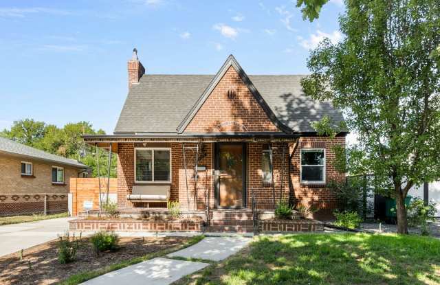 Renovated 3BD, 2BA Highlands Home with Fenced Yard & 2-Car Garage photos photos