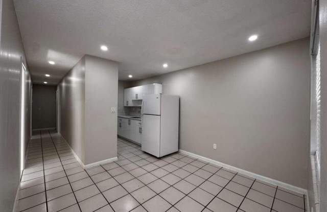 933 SW 16th Place unit: 1 photos photos