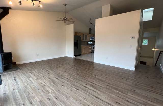 A Dual Master Bedroom Townhouse w/Updated Bathrooms  & Large 2 Car Garage! Gallery 4