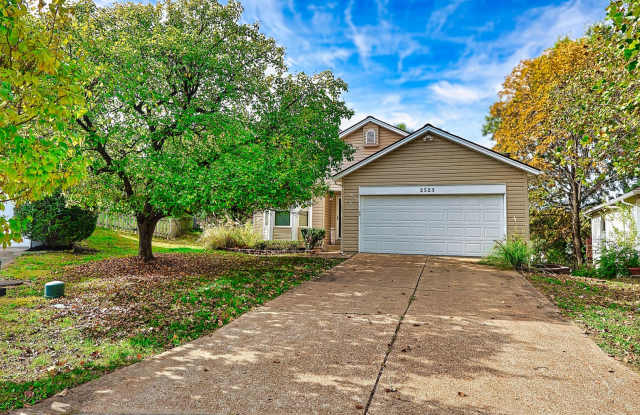 Spacious Ranch with Vaulted Ceilings, Walk-Out Basement & Community Pool Gallery 3