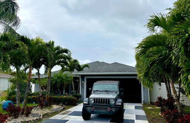 Spacious updated 4/2/2 Home Centrally Located in PSL! photos photos