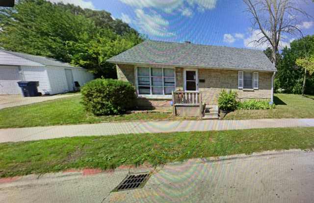 3BR SINGLE FAMILY HOME WITH FULL BASEMENT, GARAGE, YARD AND PARKING. NICE! photos photos