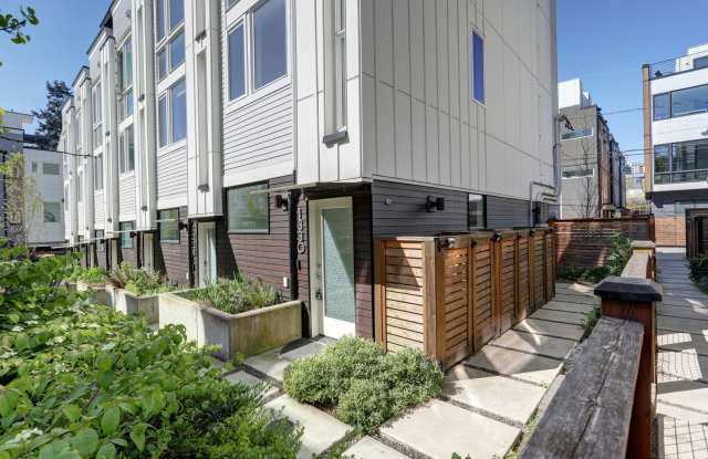 Stylish Capitol Hill Townhouse Living | 2 Bed + Den + Rooftop photos photos