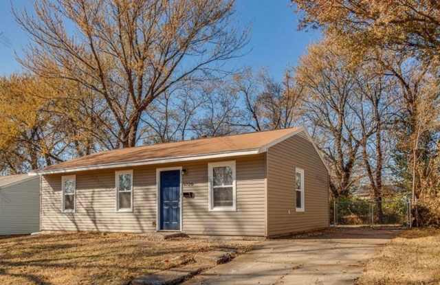 AVAILABLE NOW! 3 Bed 1 Bath Home! $1225.00! - 5720 East 40th Terrace, Kansas City, MO 64130