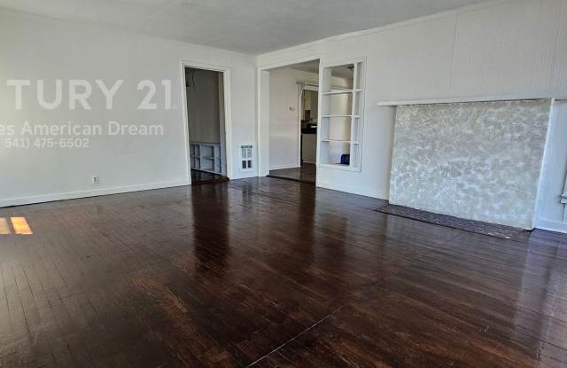 Minutes to Downtown Grants Pass - 909 Southwest Bridge Street, Grants Pass, OR 97526