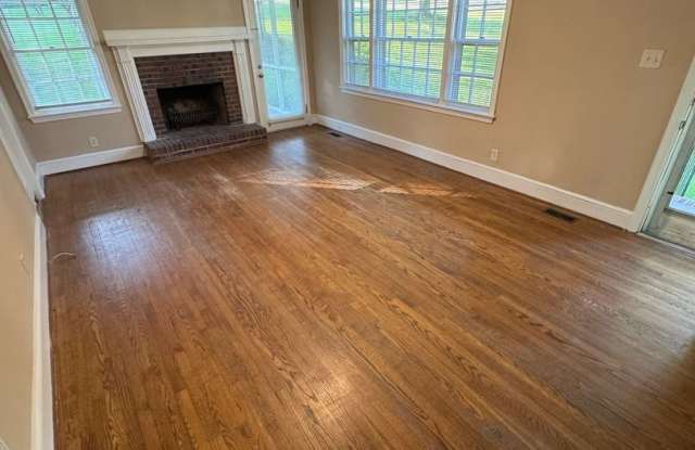Two bedroom house with large yard in Bel Air Acres!! Gallery 4