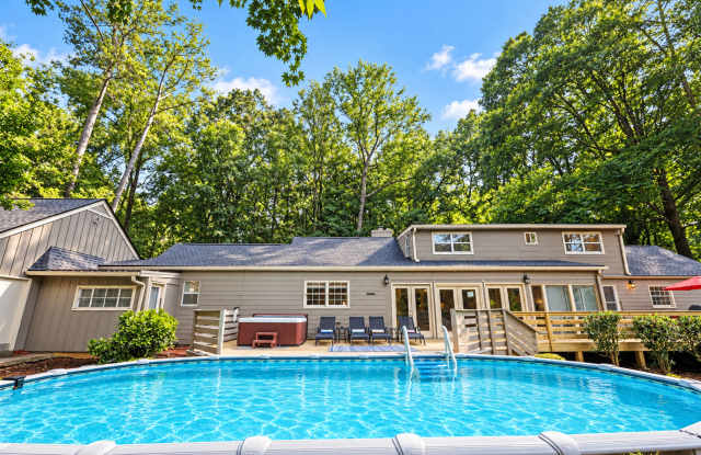 FURNISHED: Modern 6 Bdrm (7 beds) Home with BBQ, Foosball, HotTub & Private Pool - Close To Airport&Downtown Gallery 1