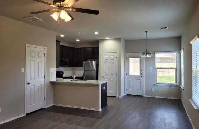 Luxury 3/2.5 Townhouse in Seguin, TX Gallery 3