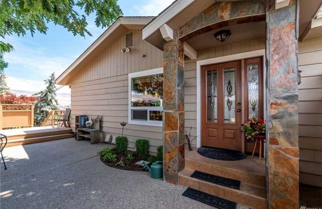 **MOVE-IN SPECIAL** Spacious 2-Story Home in Sunnyslope! - 2904 Alvista Place, Sunnyslope, WA 98801