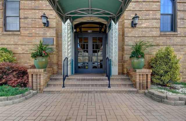 310 Riverside Boulevard photos photos