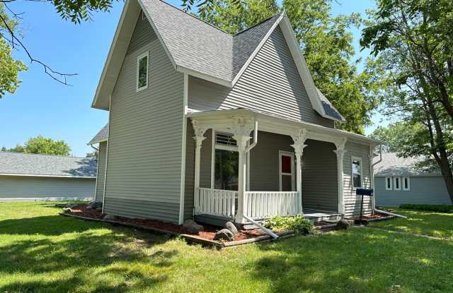 4 Bedroom 2 Bathroom Home in Winterset photos photos