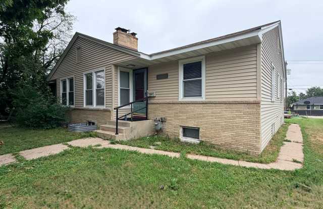 Newly Painted 3BR/2BA Duplex w/ Finished Basement, Jacuzzi Tub & Sun Pad! photos photos