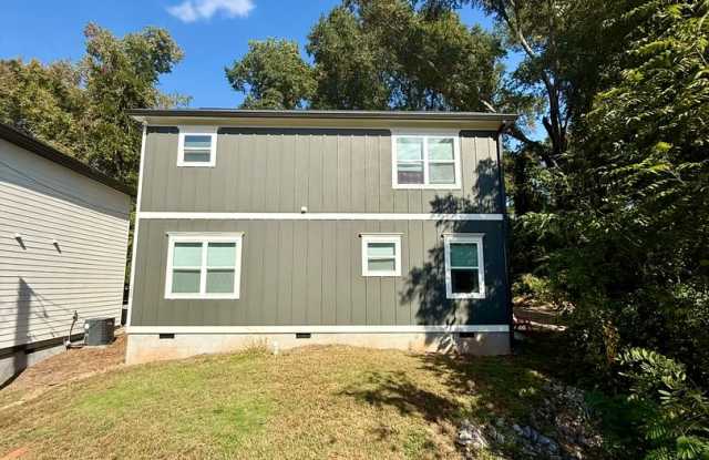 Three Bedroom Near Downtown Available for Pre-Lease! Gallery 1