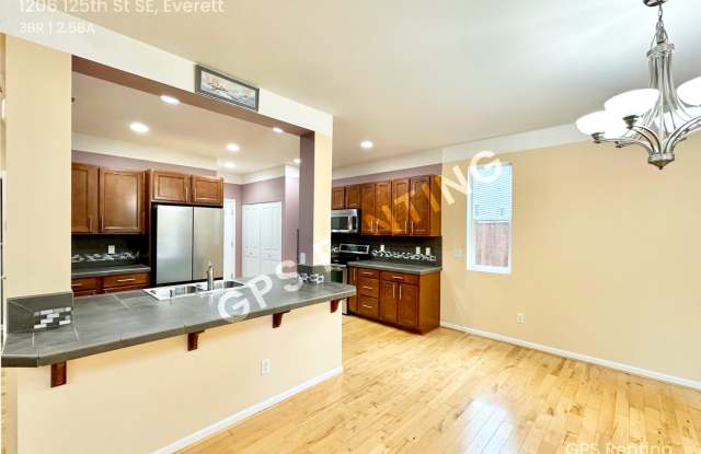 Beautiful 3 Beds, 2.5 Baths, home! Gallery 2