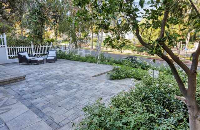10700 Lindbrook Gallery 3