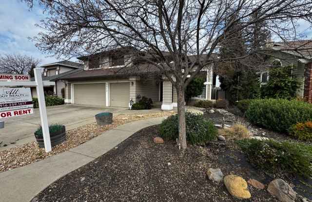 BEAUTIFUL 2 STORY 4 BD, 3 BATH, 3 CAR GARAGE, WITH POOL! photos photos