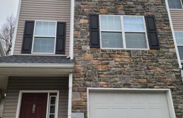 3 bedroom,  2 1/2 bath town home in Waynesboro PA END UNIT photos photos