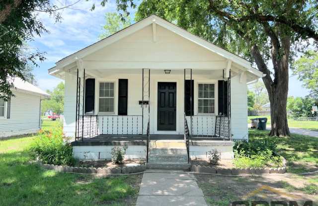 2 Bedroom Home With Two-Car Garage. - 516 West 13th Avenue, Hutchinson, KS 67501