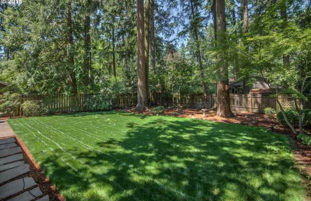 Great Lake Grove Bungalow Walking Distance to Everything Gallery 4