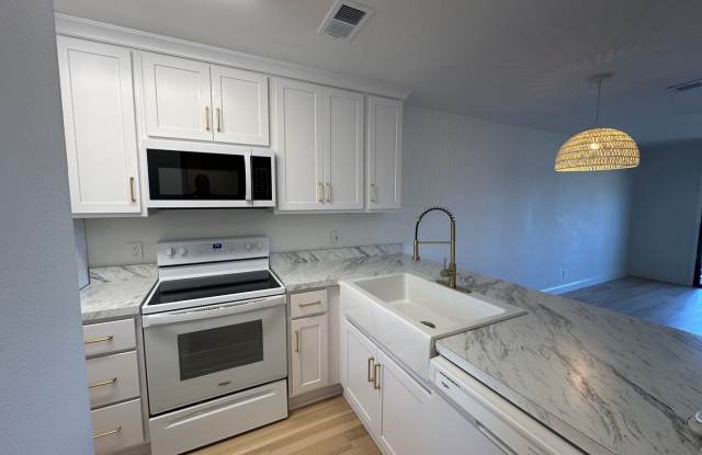 2 bedroom 1 Bath newly renovated 1 mile from the beach photos photos