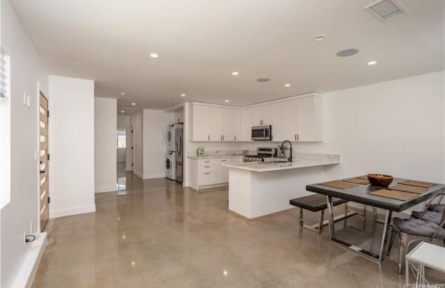 7413 Jamieson Avenue Gallery 3
