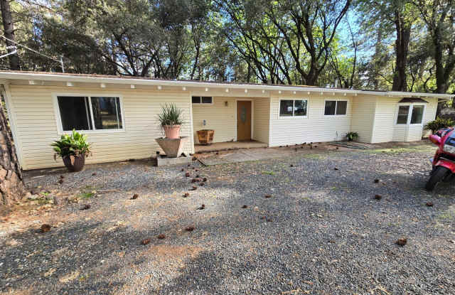 Spacious 4-Bedroom Home on Desirable Hillcrest Blvd in Colfax photos photos