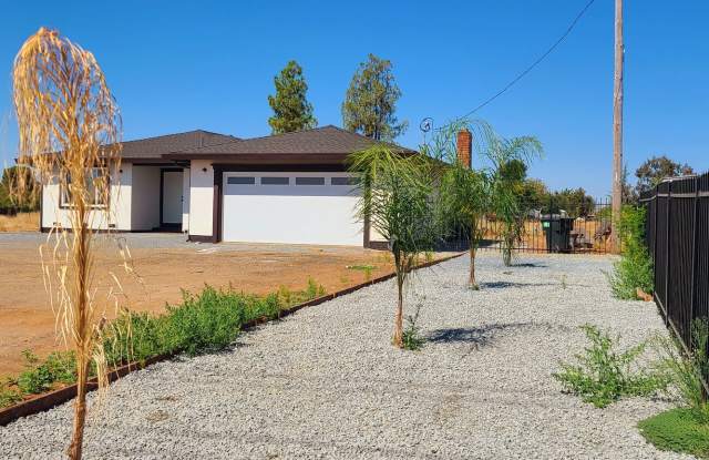 NEWER HOME ON ACRE HUGE LOT! photos photos