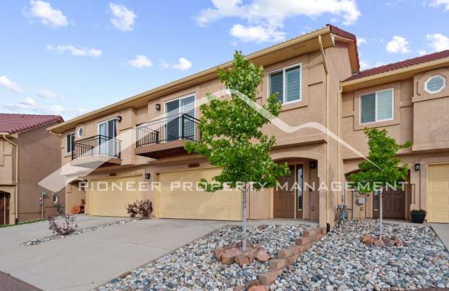 Stylish Townhouse 2bed / 2bath, 2 car garage and AC in Gated Community Near Powers Corridor photos photos