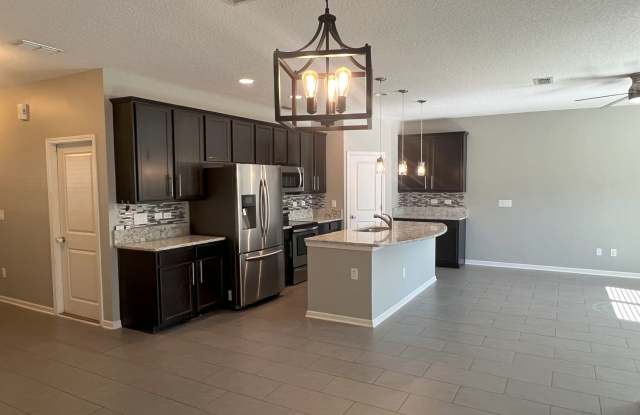 Come home to spacious living and friendly amenities in the heart of Oakleaf Plantation's gated community Gallery 3