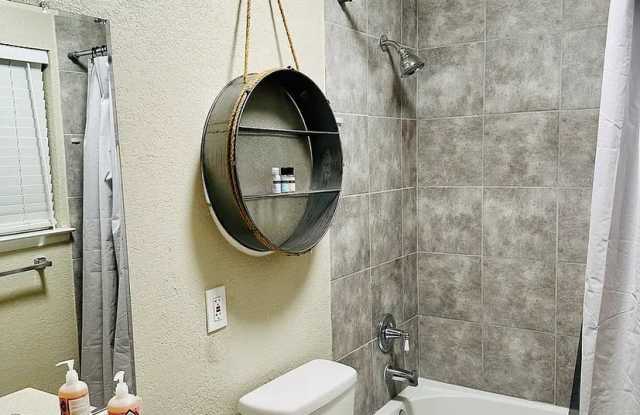 Room in 3 Bedroom Home at Pan Am Expy Gallery 3