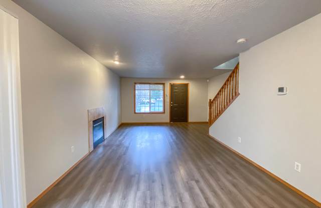 Lovely 3 Bedroom + 2.5 Bath House in SE Portland!! Private Backyard, Attached Garage! Gallery 4