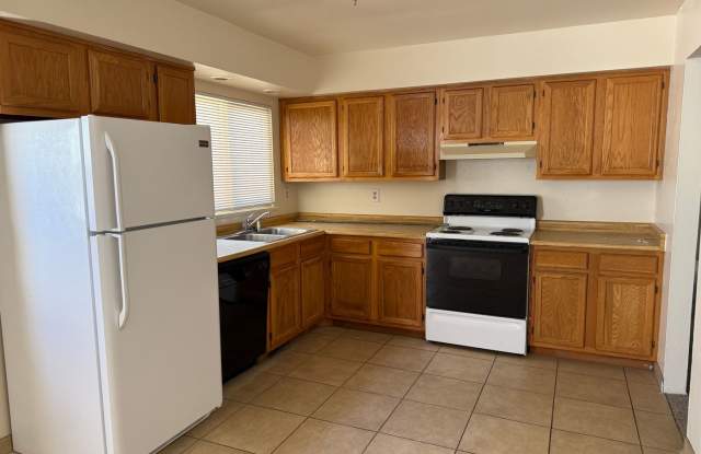 3 Br, 1.75 Ba w/ Fireplace, spacious kitchen, 2 CG Gallery 4