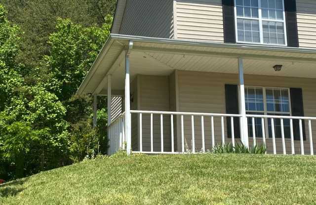 Super Convenient, Haw Creek Townhome, 2 Bedroom / 1.5 Bathroom photos photos