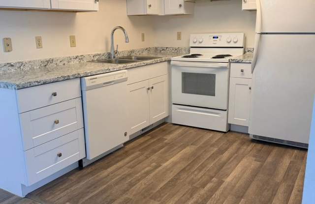 1528 North Court Unit B  -  Freshly Painted Home Featuring a Beautifully Remodeled Kitchen! Gallery 3