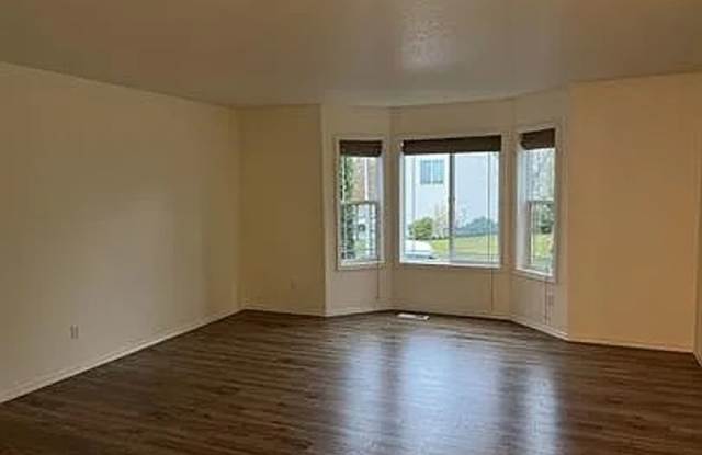 Enormous Tri-Level Townhome 2/2 w/Bonus Room Available Nov. 6th Gallery 3