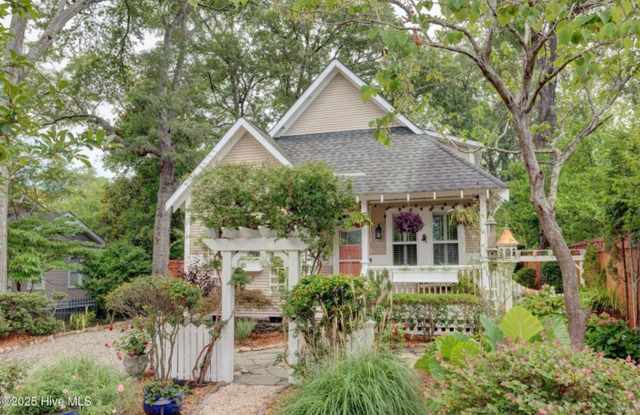 Welcome to this stunning 3-bedroom, 3-bathroom home located in the highly sought-after Sunset Park Subdivision. photos photos