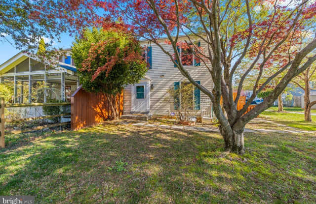 39 TRIPLE CROWN Court photos photos