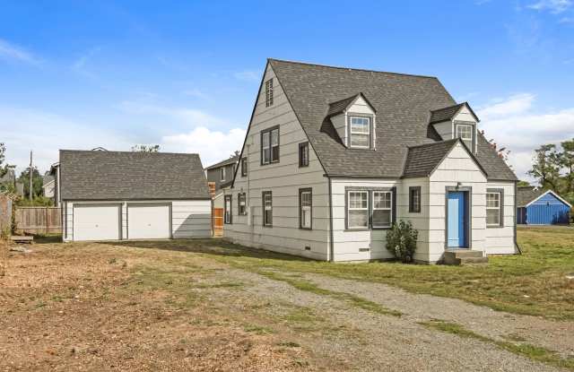 Comfortable 4-Bedroom Tacoma Home Near Local Amenities Gallery 1