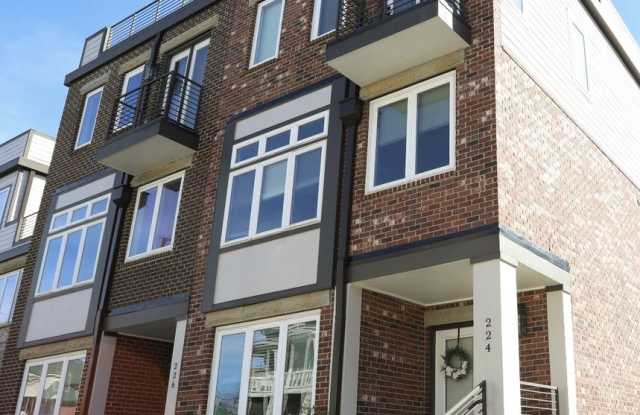 3 Bed, 3.5 Bath Home w/ 2 Car Garage and Lake Views photos photos