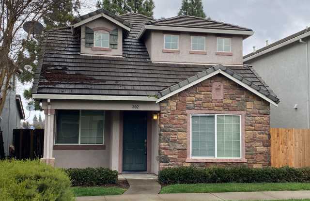 Lovely Three Bedroom Home in Gated Community Gallery 1