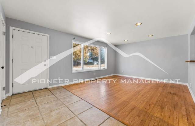 Charming Home with Washer/Dryer and Fenced in Yard Gallery 4
