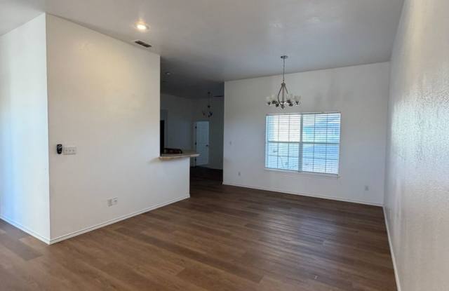 Very nice 3 bedroom 2 bath with garage Gallery 4