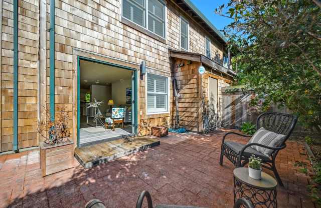 Bright & Spacious Townhouse in Gated Community on Bay Farm Island Gallery 1